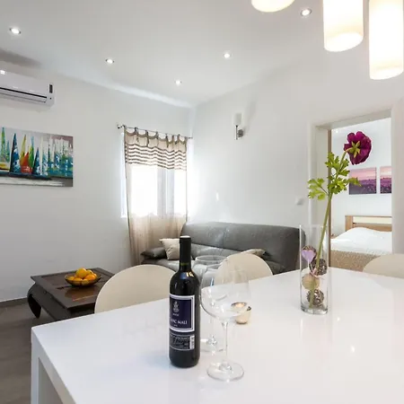 Vikendica Modernes Mit Terrasse Und Meerblick By Interhome *
