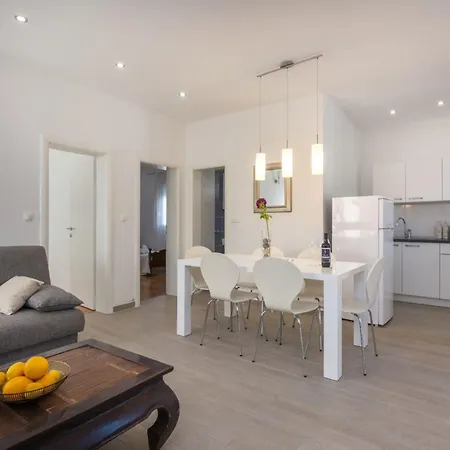 Vikendica Modernes Mit Terrasse Und Meerblick By Interhome Vinisce