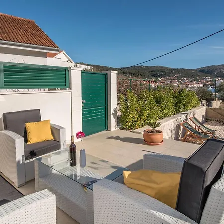 Modernes Mit Terrasse Und Meerblick By Interhome Vikendica Vinisce