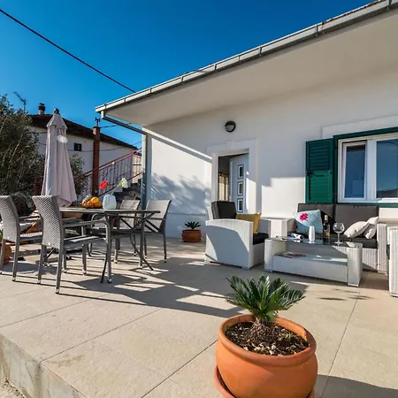 Modernes Mit Terrasse Und Meerblick By Interhome Vikendica