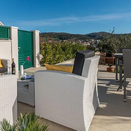 Vikendica Modernes Mit Terrasse Und Meerblick By Interhome