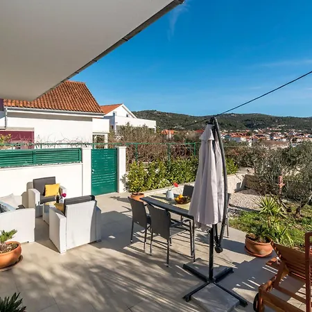 Vikendica Modernes Mit Terrasse Und Meerblick By Interhome *