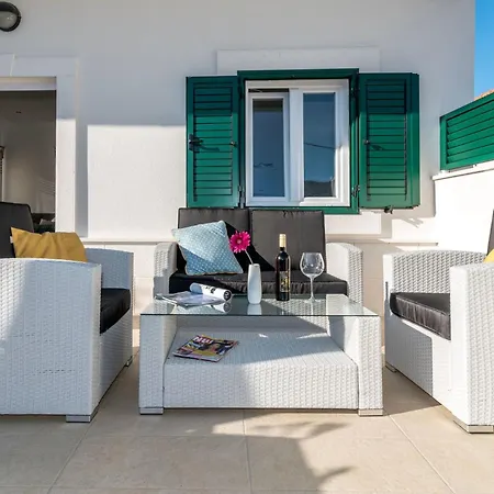 Modernes Mit Terrasse Und Meerblick By Interhome Vinisce
