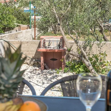 Vikendica Modernes Mit Terrasse Und Meerblick By Interhome Vinisce