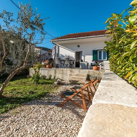 Vikendica Modernes Mit Terrasse Und Meerblick By Interhome Vinisce